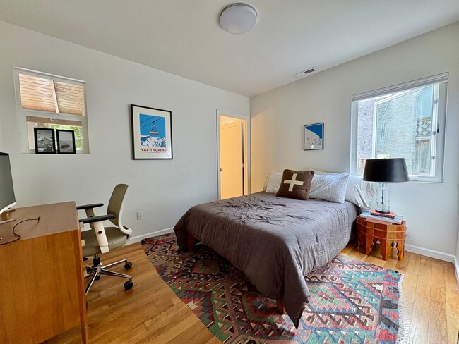 Building Photo - 2 bedroom, 2 bath