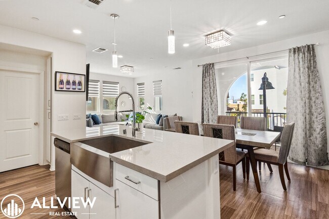 Building Photo - Bright & Upgraded 2 bedroom Anaheim Townhome in Prime Location!