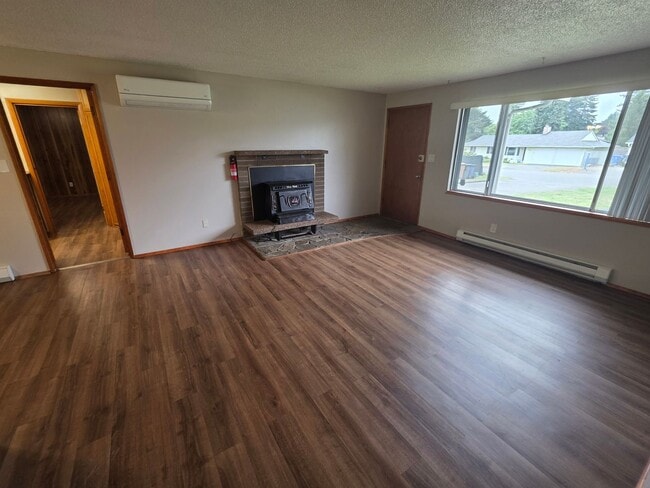 Building Photo - NE Tacoma "Retro" Rambler home - 3 bedroom plus den with 1 bathroom, 2 car garage, AC units - Ava...