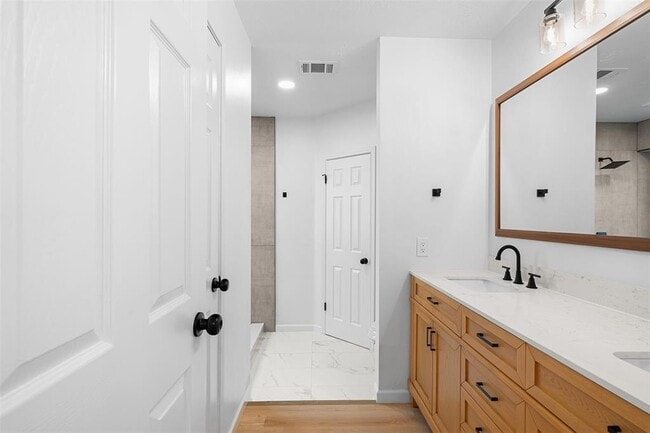 Building Photo - 16307 Essex Cove