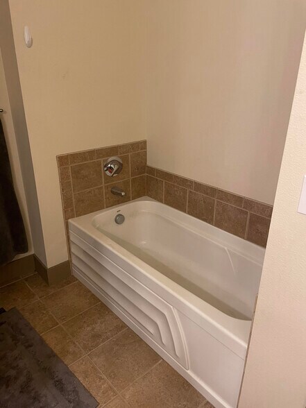 Building Photo - 504 Silverleaf Dr