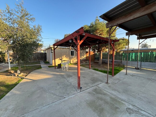 Building Photo - Cozy 2-Bed, 1-Bath in Alta Vista - Move in...