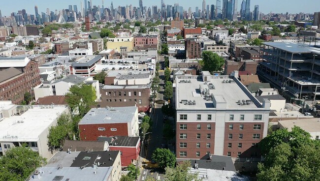 Building Photo - 552 38th St