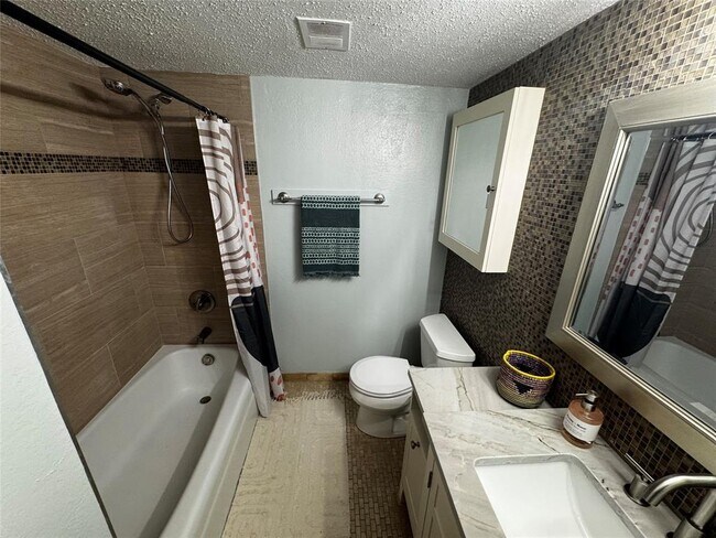 Building Photo - 2425 Ashdale Dr