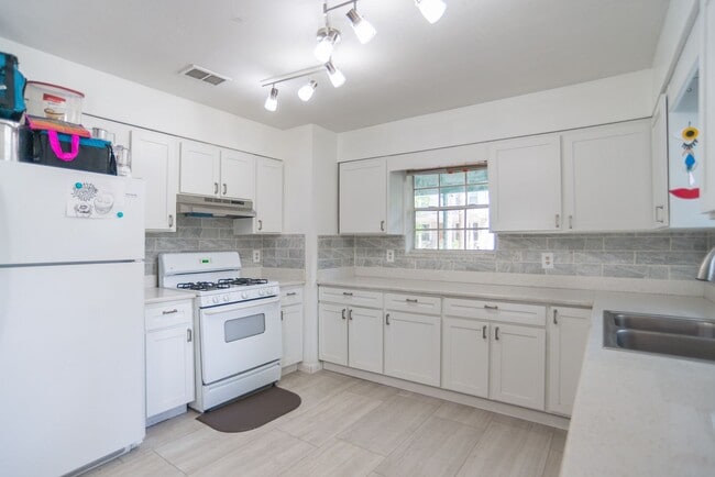 Building Photo - Beautiful House Near Downtown!!!