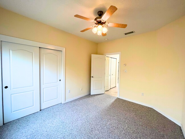 Building Photo - Large 3 Bedroom 2 Bathroom Home In The NE!