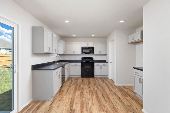 Building Photo - 3 Bedroom Rental with Fence!