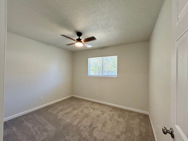 Building Photo - 210 SW 142nd Ave
