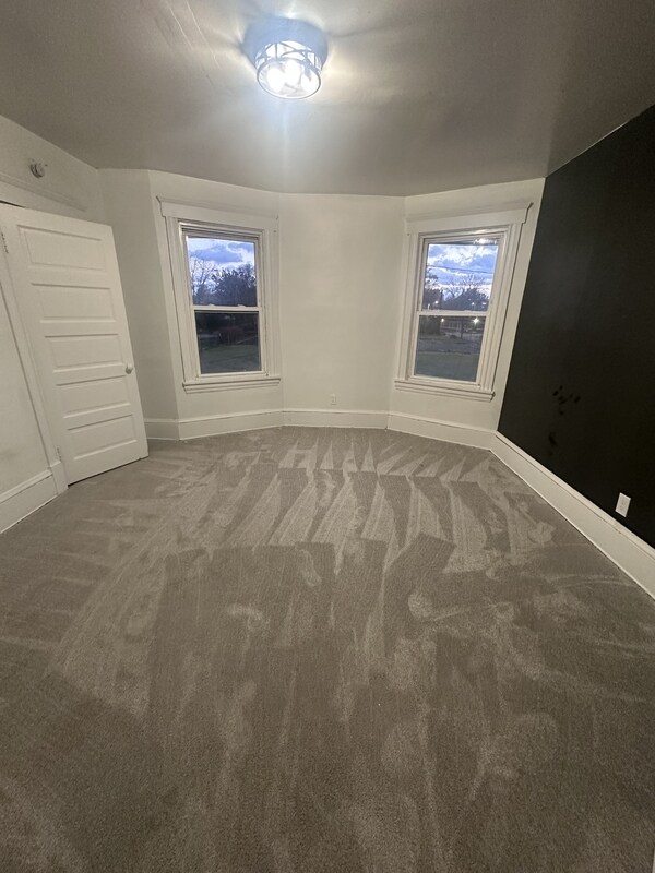 Building Photo - 9415 Edmunds Ave