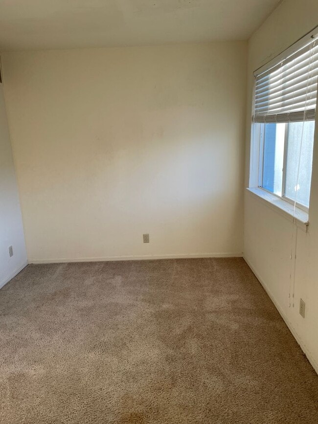 Building Photo - 2 bedroom 2 full bath loft condo, washer and dryer included