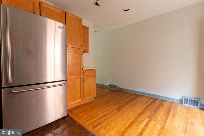 Building Photo - 404 S Croskey St