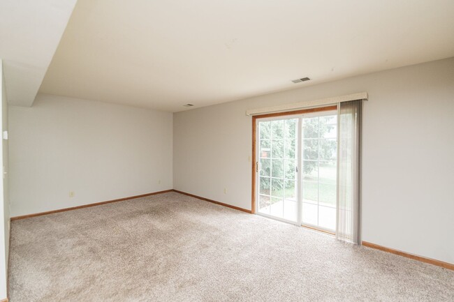 Building Photo - 3 bedroom / 2.5 bathroom Townhome for Rent...