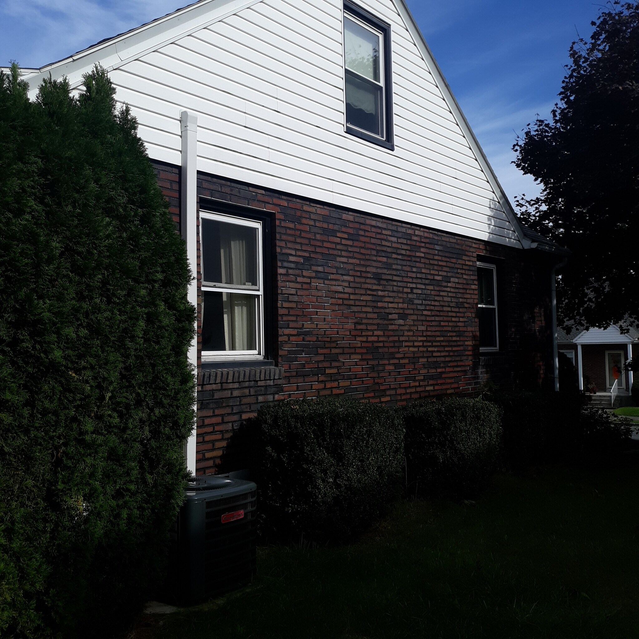 Building Photo - 2250 Siegfried Ave