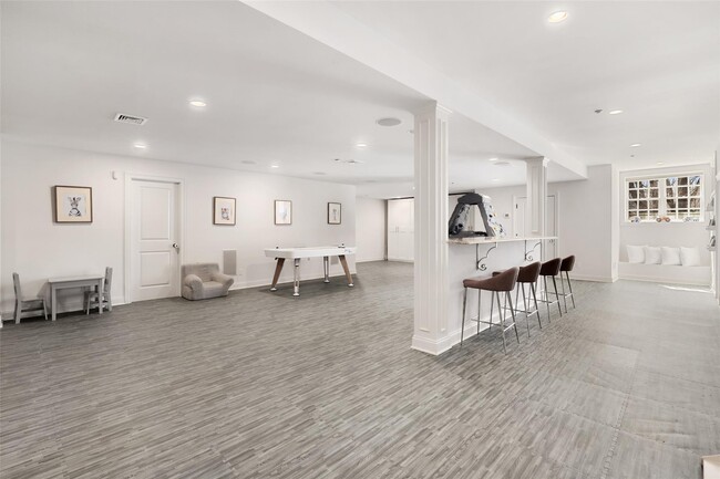 Building Photo - 218 Croton Ave