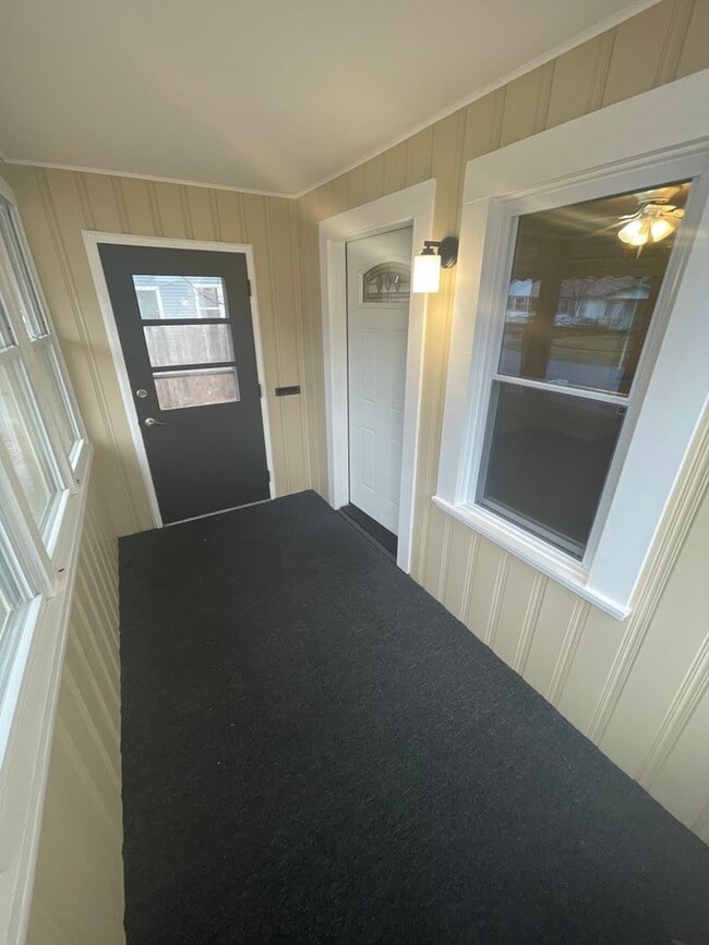 Building Photo - Charming 2 Bedroom Home - Move in Ready
