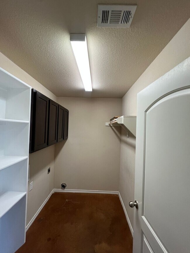 Building Photo - McGregor duplex