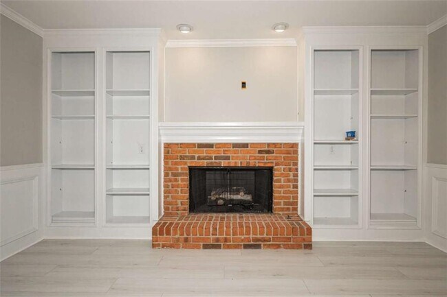 Building Photo - 151 Lakeside Dr NW