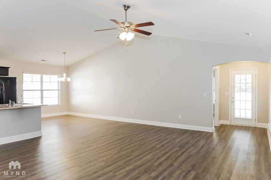 Building Photo - 201 Bermuda Lakes Dr