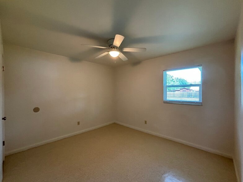 Building Photo - 206 N Iona Ave
