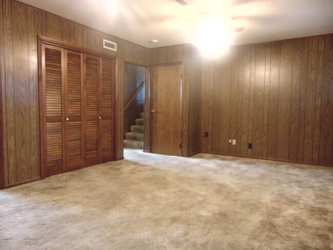 Building Photo - Fayette Family Farm House!