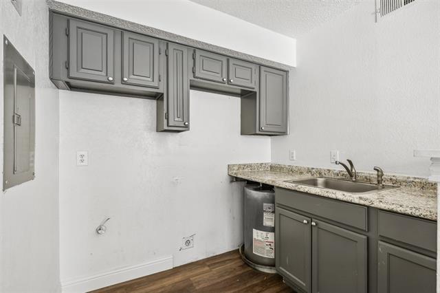Building Photo - 2300 Bamboo Dr