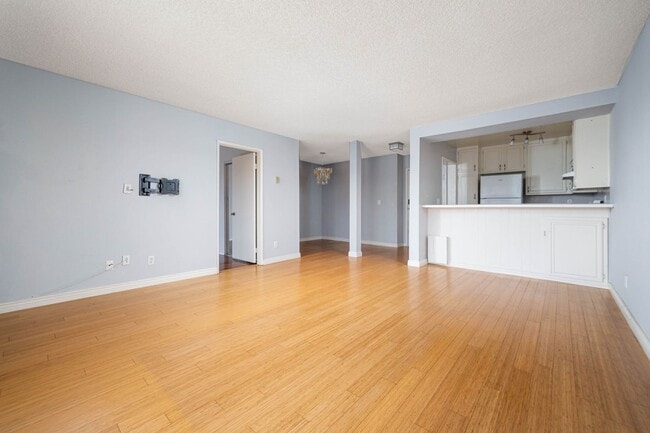 Building Photo - Corner unit with views!
