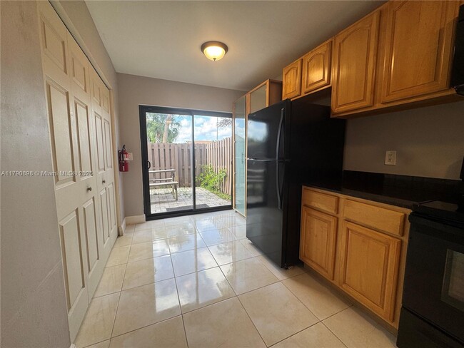 Building Photo - 8115 SW 21st Ct