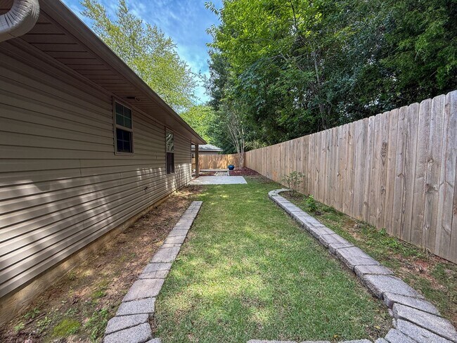 Building Photo - 3 Bedroom 2 Bath Home for Rent with Charmi...