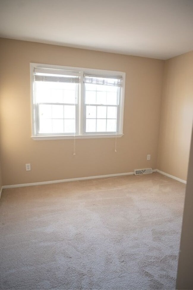 Building Photo - Large 3 Bedroom 2.5 Bath Townhome in Prime Location