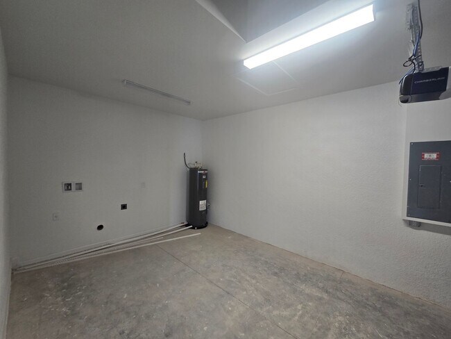 Building Photo - BRAND NEW HOME-2/2/1
