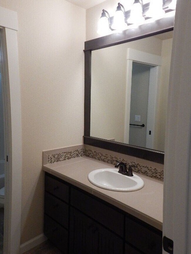 Building Photo - 5 Bedroom Beaverton Home!!!