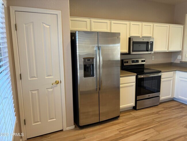 Building Photo - 6511 W Range Mule Dr