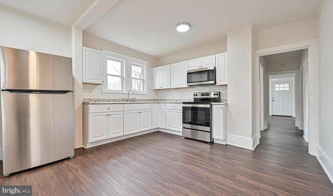 Building Photo - 2531 E Chestnut Ave