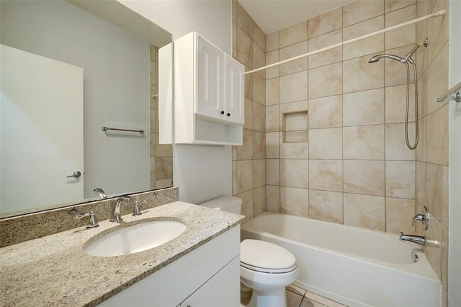 Building Photo - 2202 Bastrop St