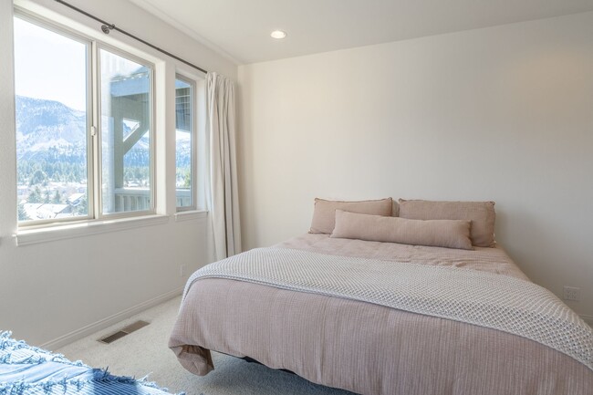 Building Photo - Mountain View Haven