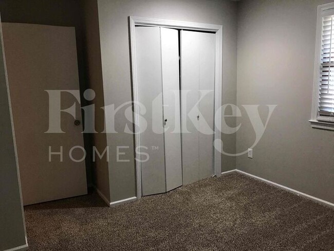 Building Photo - 5813 NW Aspen Ln