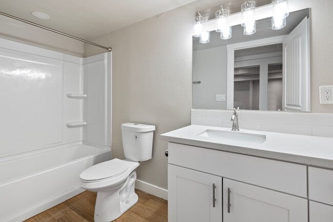 Building Photo - Spacious 4-Bedroom Home in South Capitol O...