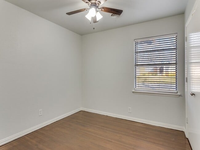 Building Photo - 1404 Ravenwood Dr