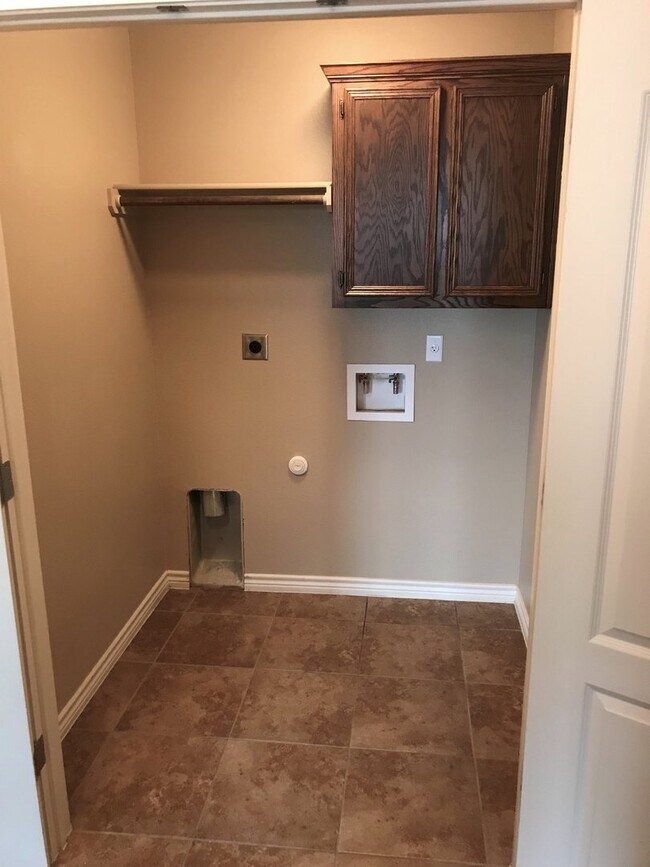 Building Photo - 4601 Skyflower Ln