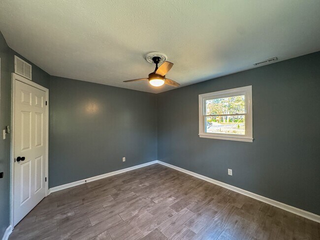 Building Photo - Charming 3 Bed 1.5 Bath Home with Flex Room