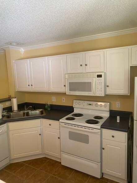 Building Photo - 8133 Shadow Oak Dr