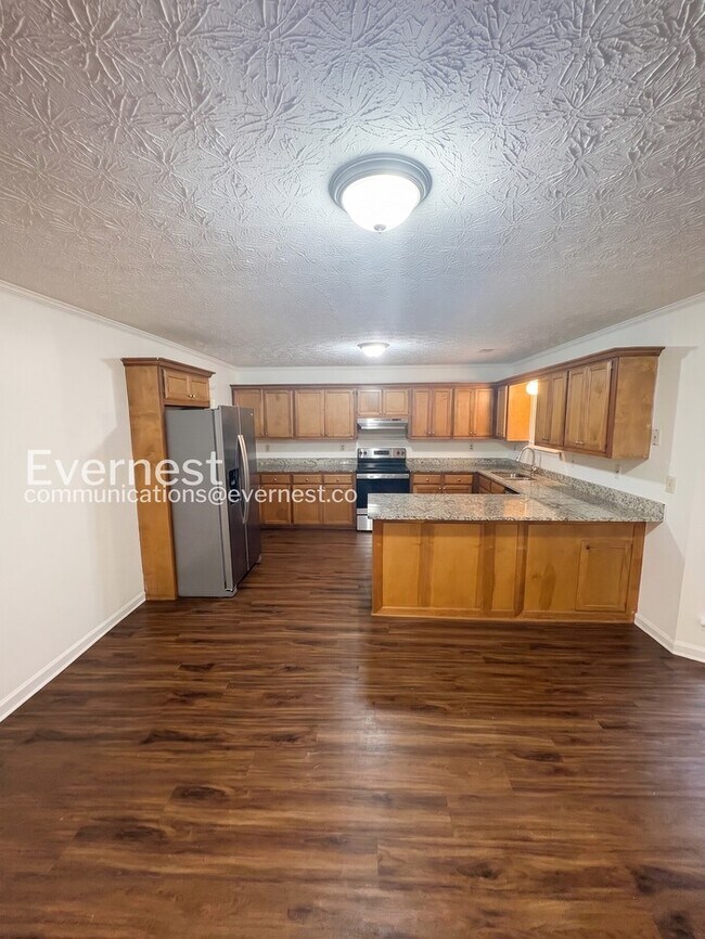 Building Photo - Spacious  Home with Deck, Patio, and Garage! / 3 Bed, 2 Bath / Available now!