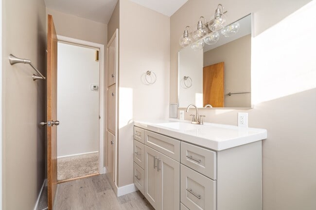 Building Photo - Single family home near CMR High School and Valley View Elementary School in Great Falls.