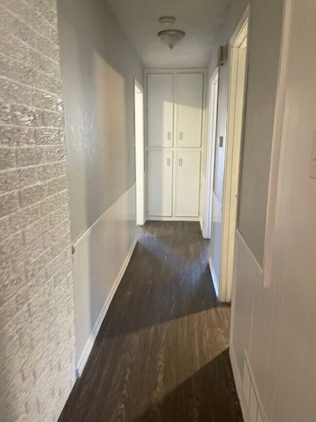 Building Photo - Spacious 3/2/2 with quick access to the Loop