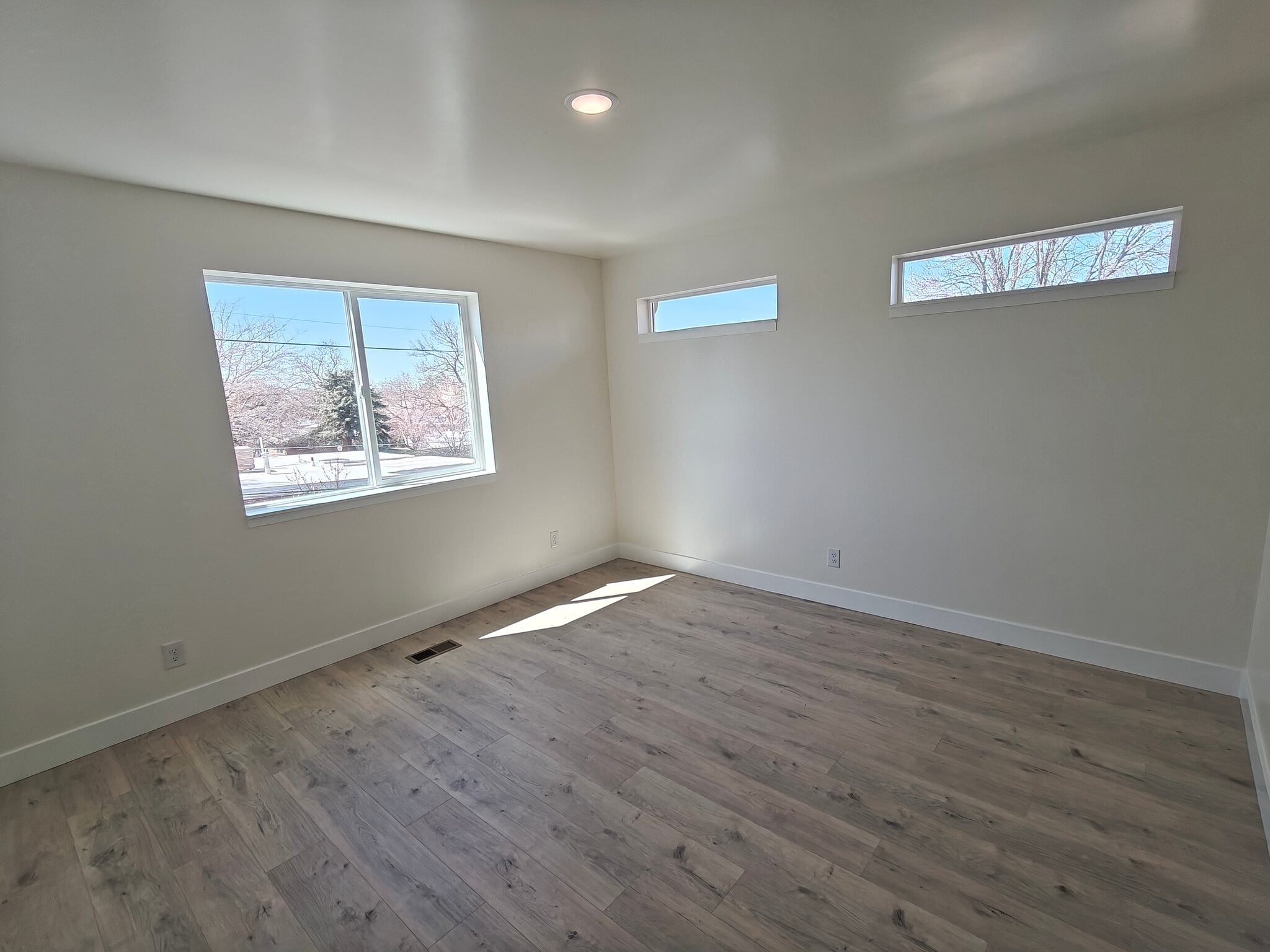 Building Photo - 6662 Highland Dr