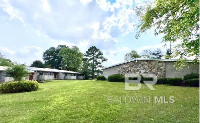 Primary Photo - 1101 W Laurel Ave