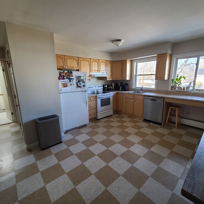 Kitchen - 14 Fleetwood Park