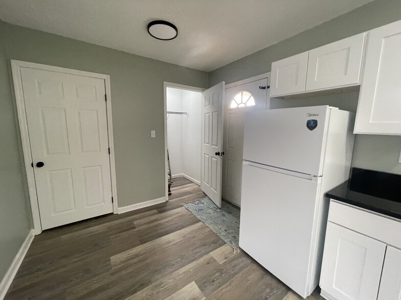 Building Photo - 101 Gibbons St