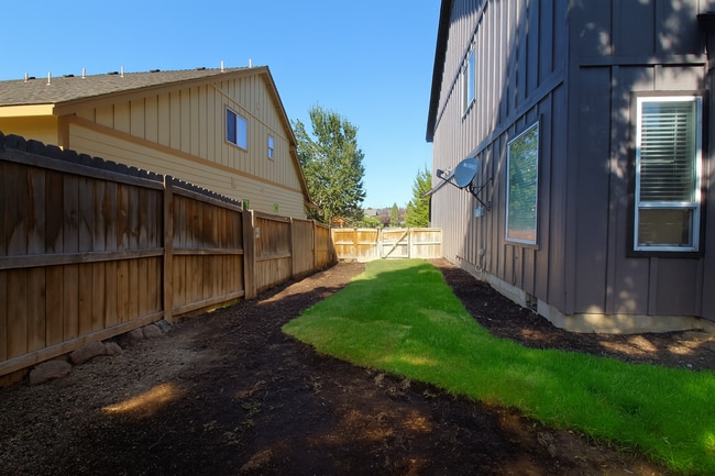 Building Photo - Gorgeous 3x2.5 duplex unit with a fenced b...