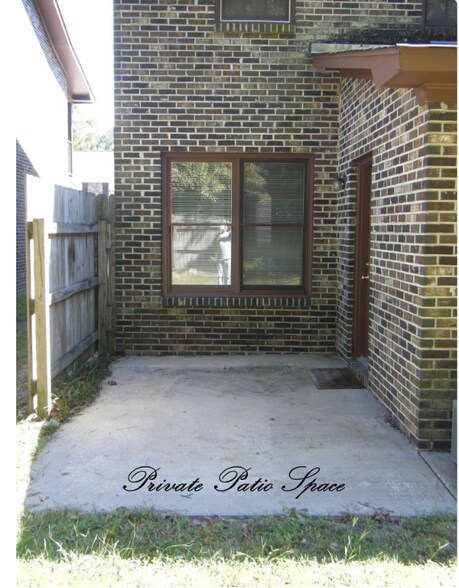 Building Photo - 114 Colonial Ct